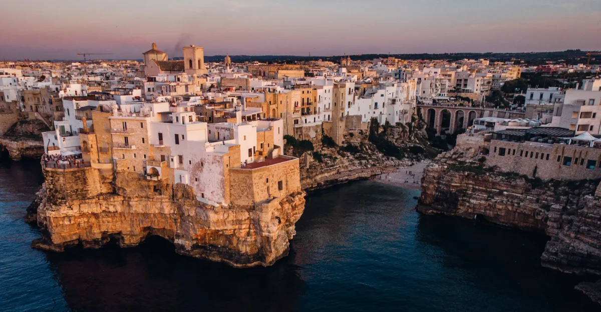 Veduta dall'alto di Polignano a Mare nella luce calda del tramonto