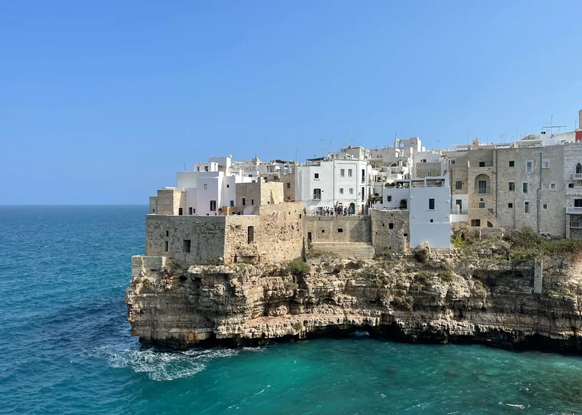 Il centro storico di Polignano a Mare affacciato sulla scogliera sul mare
