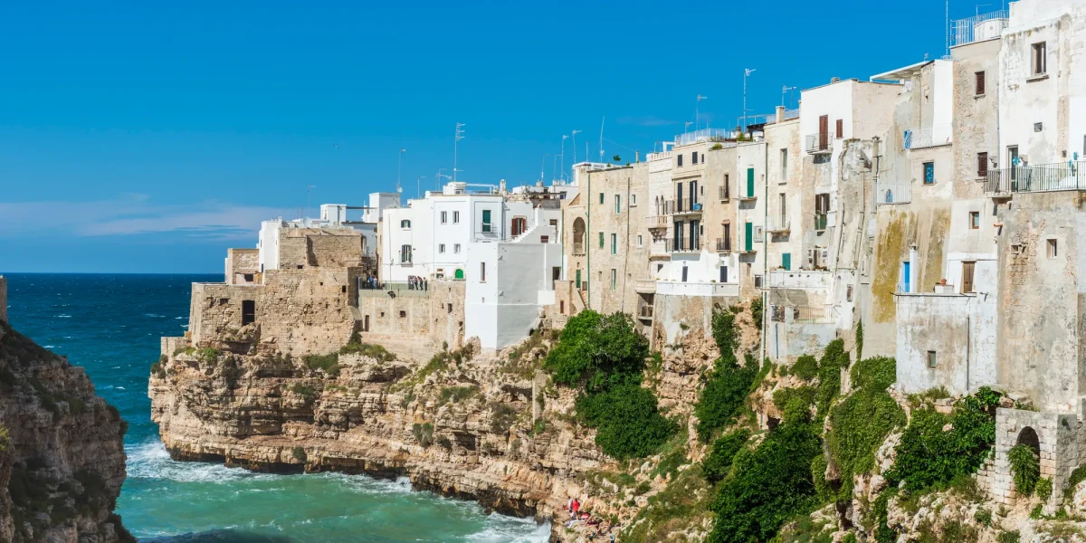 Le case bianche di Polignano a Mare a picco sulla falesia