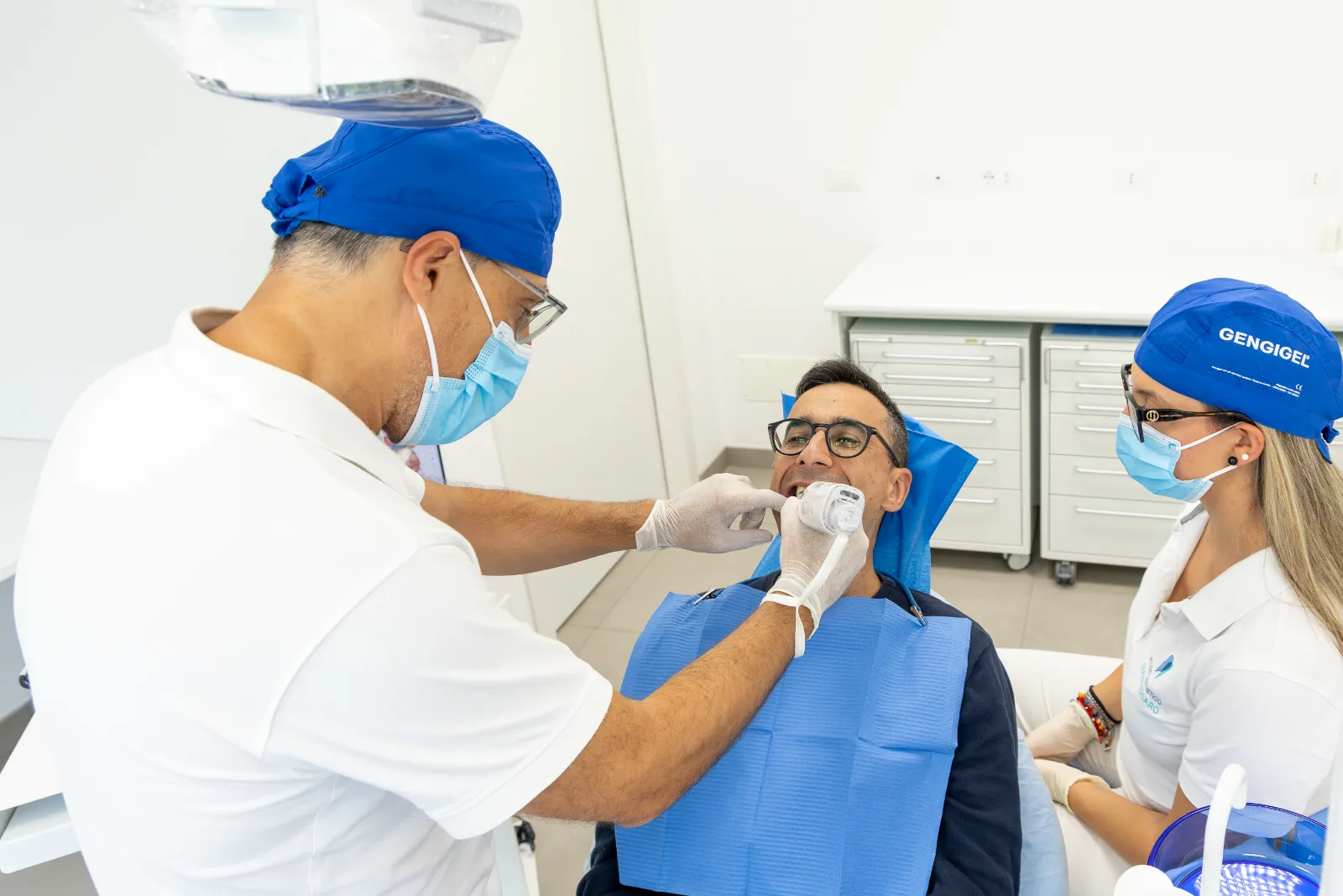 Il dentista controlla le gengive di un paziente durante la visita
