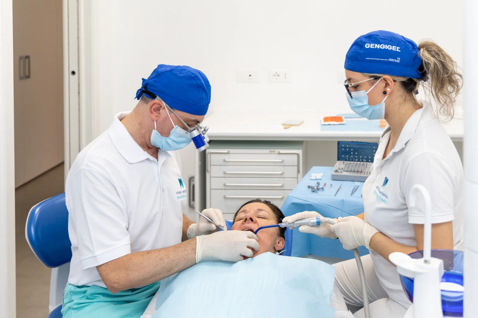 Il dentista e l'assistente al lavoro alla poltrona dello Studio Giannoccaro