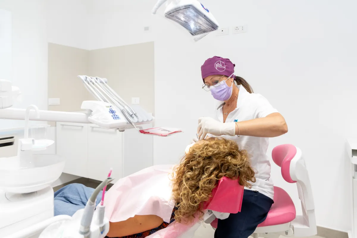 L'igienista dentale al lavoro con una paziente