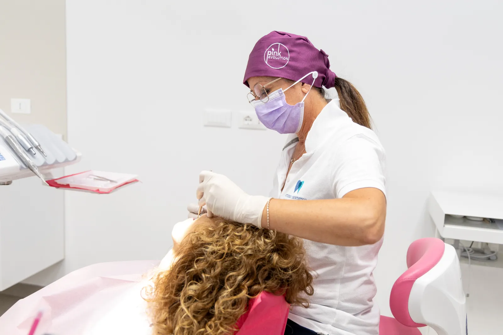 L'igienista dentale durante una seduta di igiene professionale